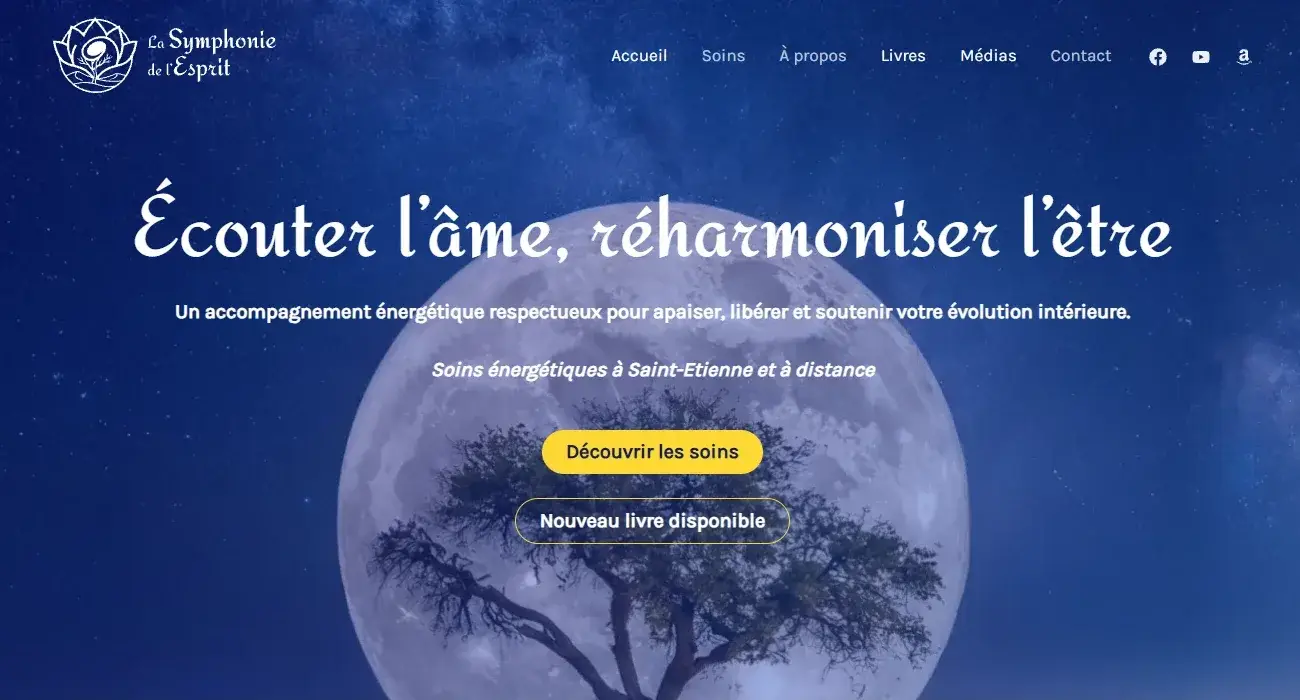 Page d'accueil du site La Symphonie de l'Esprit : « Écouter l'âme, réharmoniser l'être », sur fond de pleine lune étoilée